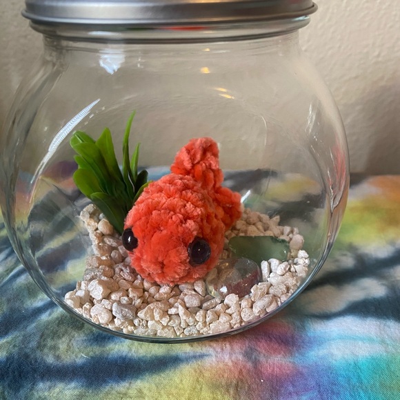 Crochet fish desk pet and tank - Picture 2 of 2